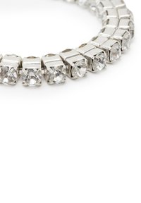 Bracciale in tono argentato con anelli metallici quadrati incastonati di cristalli trasparenti e sfaccettati, che formano una superficie liscia e riflettente.
