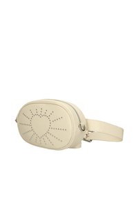 Borsa in ecopelle crema a forma rotonda, con chiusura zip e decorazioni a borchie a forma di cuore che si irradiano verso l'esterno. Cintura regolabile.