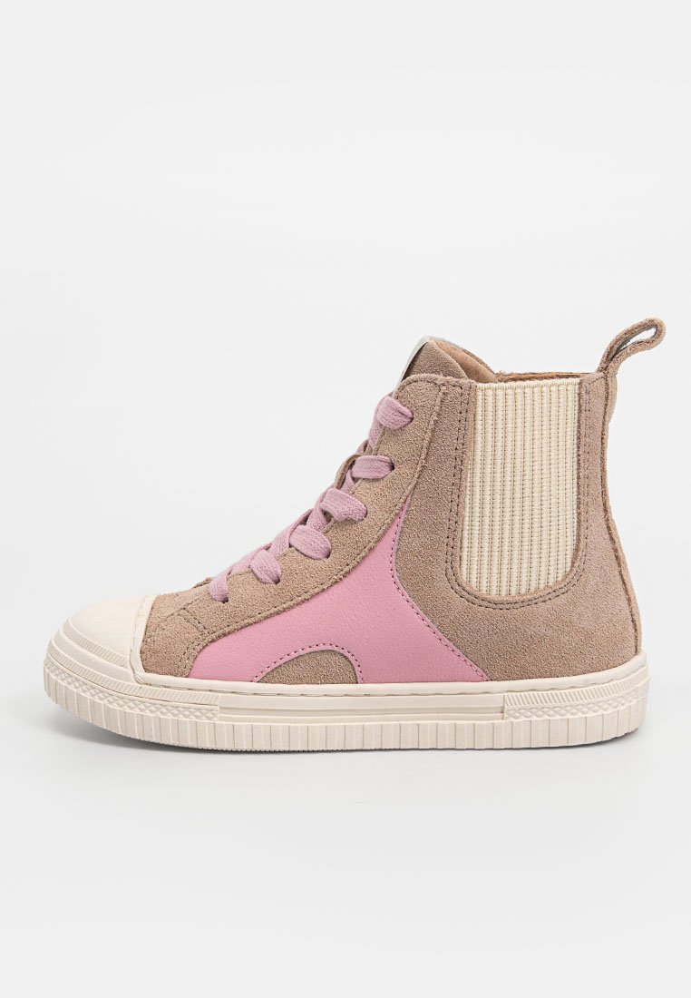 High-Top-Sneaker mit einem Design aus beigem Wildleder und rosa Leder, einer strukturierten beigen Fläche und einer Gummisohle mit einer weißen Zehenkappe.
