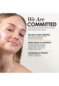 Jeune femme à la peau éclatante à côté d’un texte sur les certifications environnementales et sans cruauté de la marque de soins de la peau ainsi que les efforts de récupération du plastique.