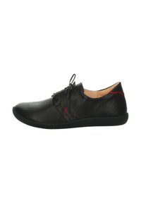 Chaussure en cuir noir avec un bout arrondi, design minimaliste et texture lisse. Présente un accent rouge près du talon et une semelle en caoutchouc noir.