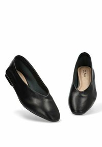 Bailarinas de cuero negro con diseño de punta afilada, textura suave y tacón bajo. El interior cuenta con un forro suave para mayor comodidad.