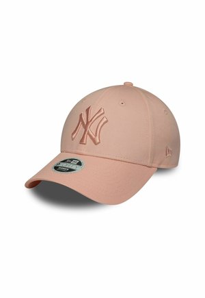Gorra de béisbol rosa hecha de tela con un logo bordado de los New York Yankees. Tiene un visera curvada y agujeros de ventilación en la corona.