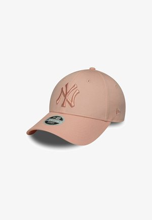 Gorra de béisbol rosa hecha de tela con un logo bordado de los New York Yankees. Tiene un visera curvada y agujeros de ventilación en la corona.
