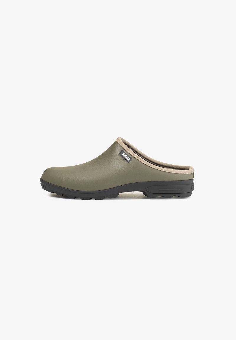 Olivgrüne Clogs mit einer glatten Gummiaußenseite, beigem weichem Innenfutter und strukturierter schwarzer Gummisohle für besseren Halt. Mit einem Aiglet-Logo an der Seite.