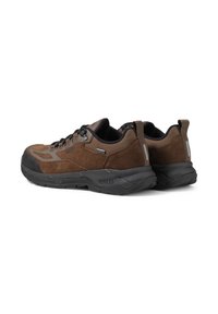 Scarpe da trekking marroni realizzate in suede e rete, dotate di suola in gomma, punta rinforzata e design elegante con un motivo grigio a contrasto.