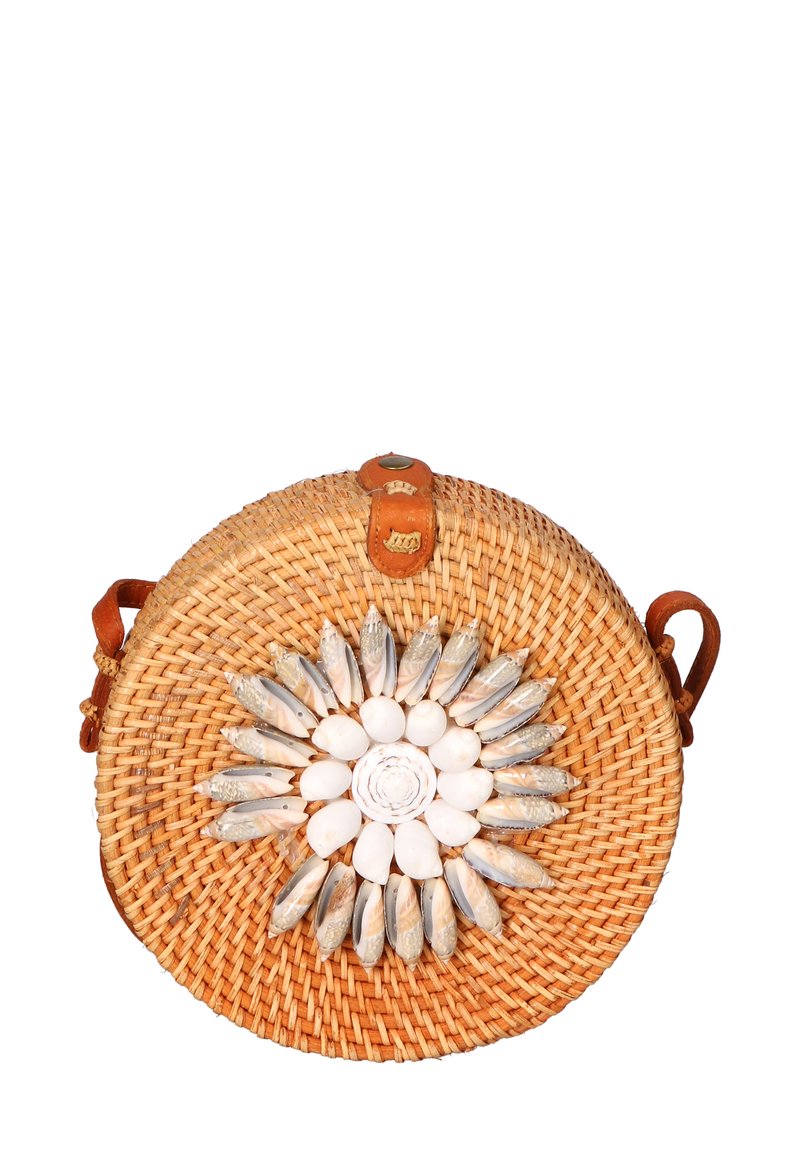 Borsa tonda intrecciata in paglia naturale con dettagli in pelle, decorata con un motivo di conchiglie e pietre bianche sul davanti.