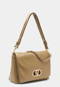 Borsa a mano in pelle beige con dettaglio a catena, chiusura con patta e logo dorato. Presenta una tracolla regolabile e una texture liscia.