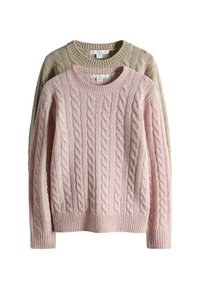 Dwa swetry w splot użyłkowy, jeden w kolorze różowym, a drugi w beżowym. Oba mają prążkowane dekolty i mankiety, z teksturowanym wyglądem przypominającym wełnę.