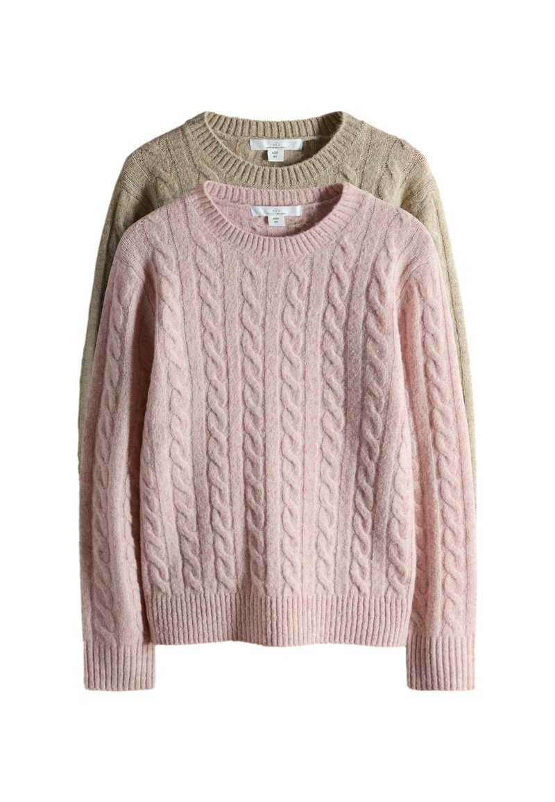 Dwa swetry w splot użyłkowy, jeden w kolorze różowym, a drugi w beżowym. Oba mają prążkowane dekolty i mankiety, z teksturowanym wyglądem przypominającym wełnę.