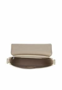 Borsa a tracolla sintetica beige con chiusura a pattina, tasca interna a scomparsa e superficie liscia. Presenta un design minimalista senza hardware visibile.