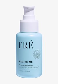 Jasnoniebieska butelka z białą pompką, oznaczona napisem "FRÉ REVIVE ME." Zawiera 50 ml ujędrniającego serum na co dzień, posiada okrągłe logo z przodu.