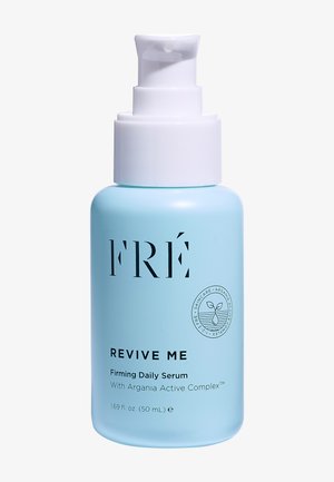 Lichtblauwe fles met een witte pomp, gelabeld "FRÉ REVIVE ME." Bevat 50 ml firming dagelijkse serum en heeft een cirkelvormig logo aan de voorkant.