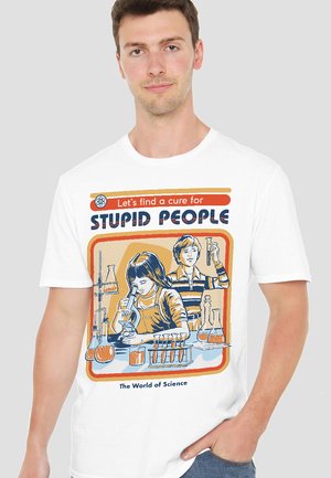 Mann trägt weißes T-Shirt mit Vintage-Wissenschaftsgrafik, die zwei Kinder zeigt, die Experimente durchführen, und dem Text „Lasst uns ein Heilmittel für dumme Menschen finden.“