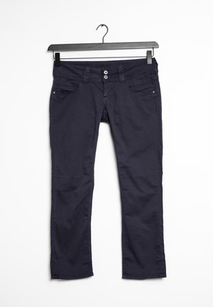Pantalon en coton bleu marine avec une coupe droite, dotée de deux poches avant et d'une fermeture à bouton. Suspends sur un cintre en plastique noir.