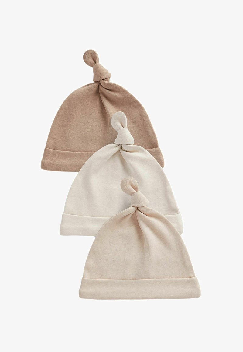 Drei weiche Stoff-Babyhüte in Beigetönen, die oben mit einem Drehknoten und unten mit einem umgeschlagenen Bund für eine verstellbare Passform ausgestattet sind.