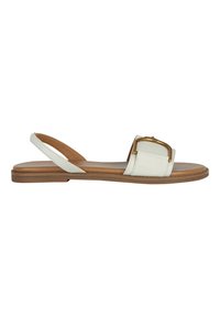 Sandal in pelle bianca con una fascia larga e un dettaglio della fibbia in tono oro. Presenta una suola piatta marrone e un design con retro aperto.