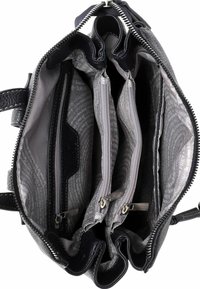 Svart läderhandväska med en strukturerad yta, med flera fack och dragkedjefickor, fodrad med ett grått mönster.