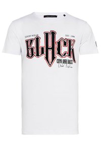 Weißes T-Shirt aus Baumwolle mit fettem schwarzen und roten grafischen Text, der "BLHCK" liest, sowie zusätzlicher Markenkennzeichnung. Kurze Ärmel und Rundhalsausschnitt.