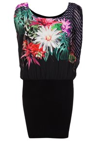 Czarna dopasowana sukienka z kwiatowym i liściastym nadrukiem na przezroczystej górnej części, z dekoltem w kształcie łódki i krótkimi, drapowanymi rękawami.