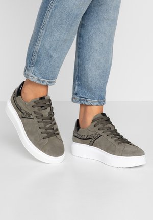 Sneakersy niskie