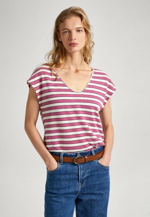 Šviesiai pilka dryžuota trumpomis rankovėmis marškinėliai, su rožinėmis ir tamsiai pilkomis juostelėmis, gilia V formos iškirpte. Dėvimi su mėlynomis džinsomis ir ruduo diržu.