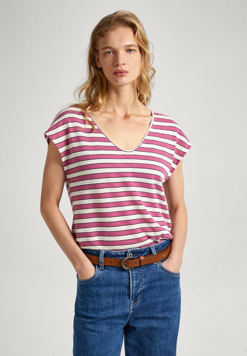 Šviesiai pilka dryžuota trumpomis rankovėmis marškinėliai, su rožinėmis ir tamsiai pilkomis juostelėmis, gilia V formos iškirpte. Dėvimi su mėlynomis džinsomis ir ruduo diržu.