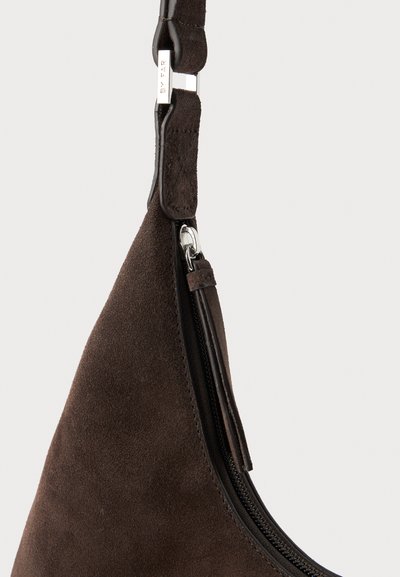 Borsa in pelle scamosciata marrone con un design curvo, dotata di chiusura con zip e di una tracolla in pelle elegante con dettagli metallici. Superficie testurizzata.