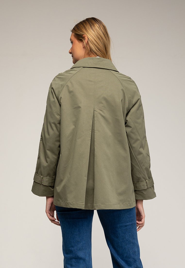 Olivgrüne Jacke aus leichtem Stoff, mit Rückenschlitz, breitem Kragen und umgeschlagenen Ärmeln. Das Design ist lässig geschnitten.
