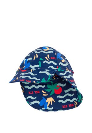 Casquette bleu marine avec des formes abstraites colorées, des vagues et le texte "BEL ETE", avec une visière prolongée pour la protection solaire.