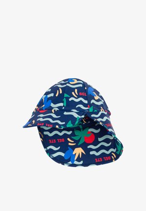 Cappellino blu navy con forme astratte colorate, onde e scritta "BEL ETE", con aletta estesa per la protezione dal sole.