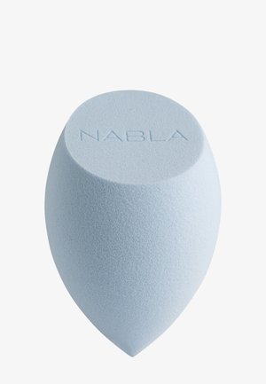 Hellblauer, spitz zulaufender Make-up-Schwamm mit flacher Oberseite, geprägt mit dem Markennamen NABLA.