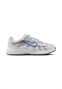Chaussure de running Nike blanche et grise avec le logo Swoosh bleu et une empeigne en mesh texturé, vue de profil sur fond blanc.