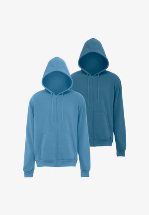 Zwei schlichte Kapuzen-Sweatshirts mit Reißverschluss, eine hellblaue und eine dunkler blaue, beide mit Fronttaschen und Kordeln an den Kapuzen.