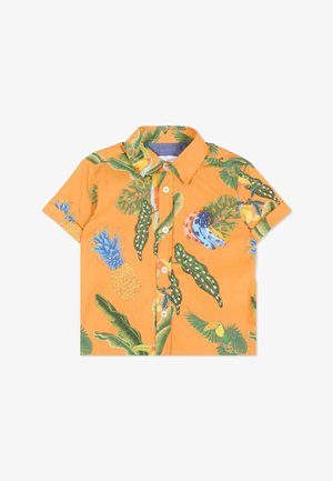Camisa naranja de manga corta con botones y estampado tropical de piñas, plátanos, hojas verdes y un tucán.
