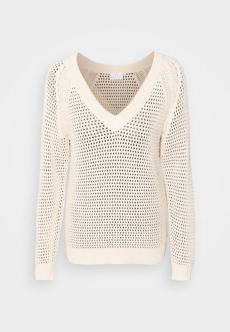 Pull tricoté de couleur crème avec manches longues et col en V profond, présentant un motif ajouré en maille sur l’ensemble.