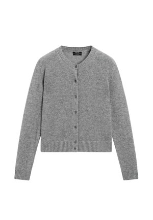 Grå strikket cardigan med knapper og lange ærmer, ribbede manchetter og kant, lagt fladt på en hvid baggrund.