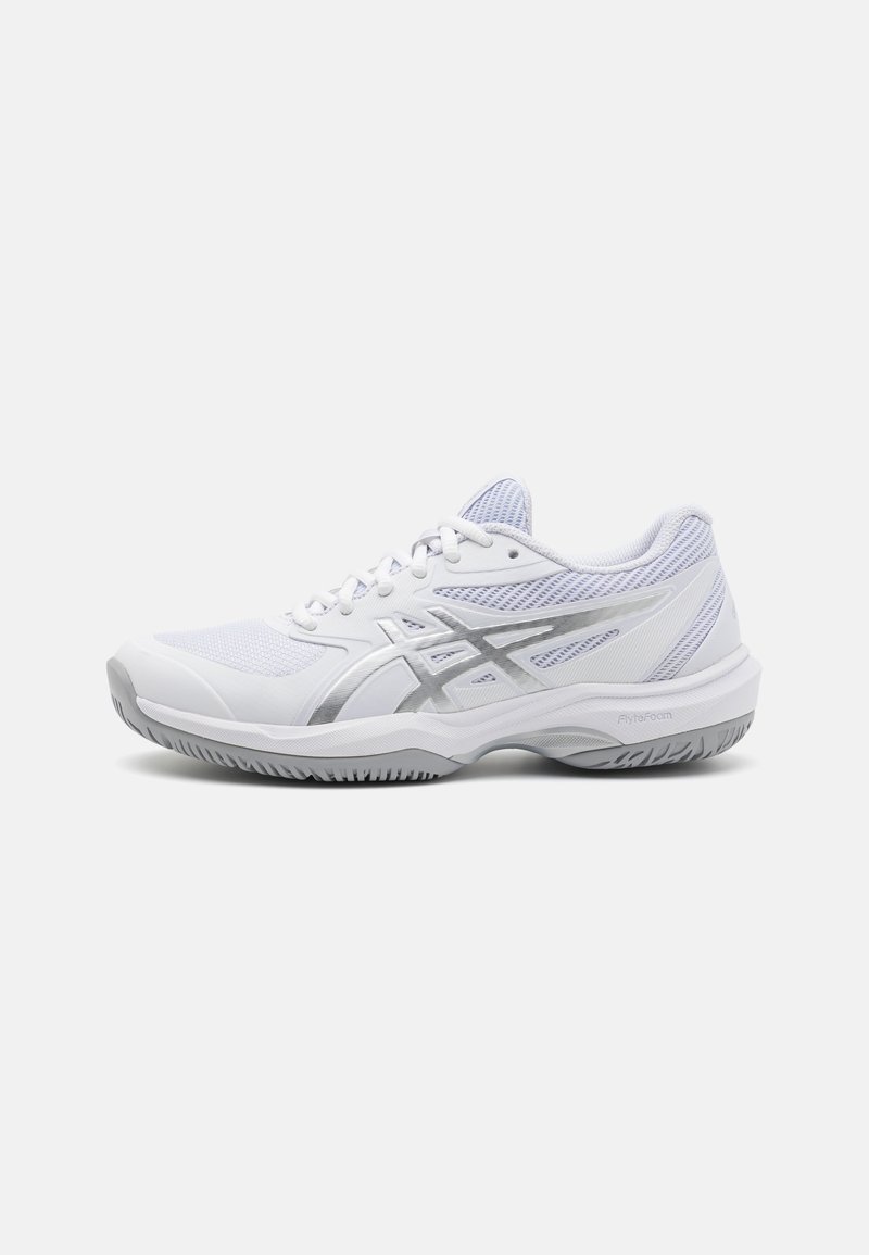 Witte sportschoen met een gestructureerde mesh bovenkant, zilveren logo en duurzame rubberen loopzool. Heeft een gevoerde kraag en veters voor een veilige pasvorm.