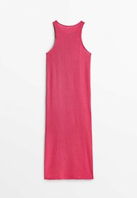 Robe longue rose sans manches, fabriquée à partir d'un tissu texturé, avec un col rond et une silhouette droite et ajustée.