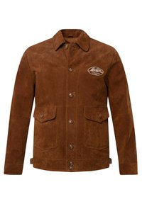 Veste en daim marron avec un avant boutonné, deux poches poitrines et un patch logo. Elle présente un col classique et une coupe droite.