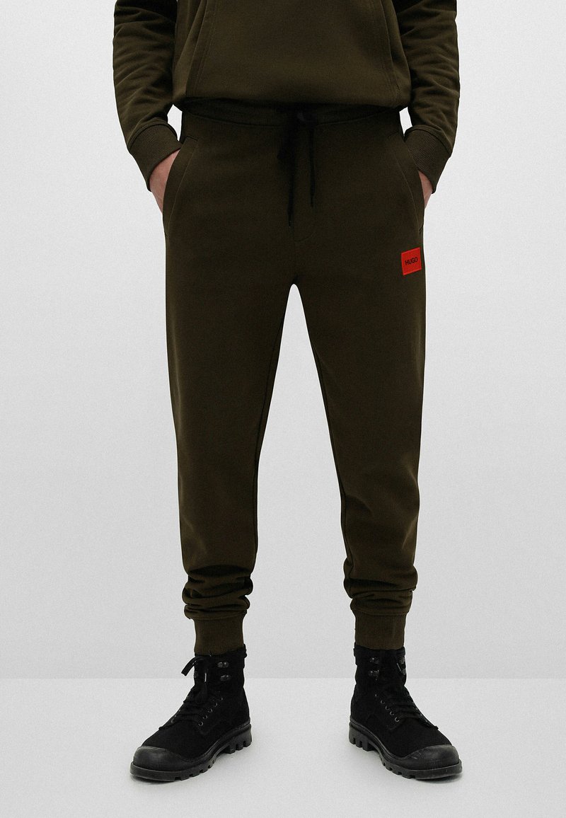 Herren Trainingsanzüge | HUGO Jogginghose dark green/dunkelgrün - UW16203 Herren Trainingsanzüge | HUGO Jogginghose dark green/dunkelgrün - UW16203