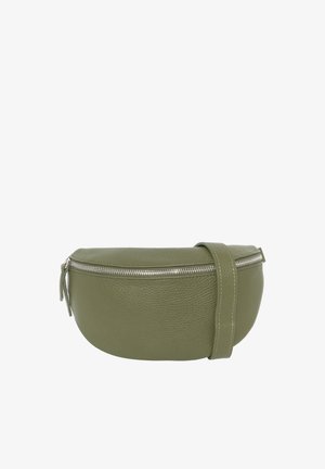 Sac à bandoulière en cuir vert texturé à la forme incurvée, doté d'une fermeture éclair argentée et d'une sangle réglable, porté sur un haut noir.