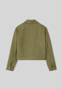 Veste cropped de couleur vert olive, en tissu texturé ; elle possède des manches longues, un col à revers et des poignets boutonnés.