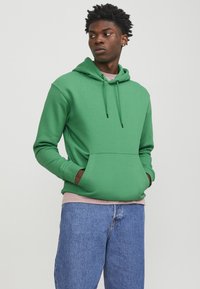 Jack & Jones JJESTAR  NOOS - Felpa con cappuccio - green bee