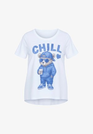 Weißes T-Shirt mit einem blauen Motiv eines Bären mit Sonnenbrille und Kapuzenpulli, darüber in blauer Schrift das Wort "CHILL".