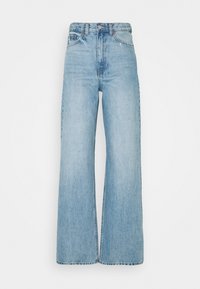 Jean en denim bleu clair à coupe large, taille haute, fermeture avant par bouton et fermeture éclair, avec poches avant, présenté sur fond blanc.