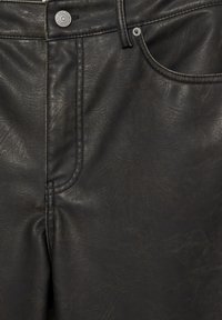 Pantaloni negri din material sintetic cu o suprafață texturată, având un buzunar frontal, închidere cu nasture metalic și detalii de cusătură contrastantă.