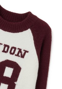 Strickpullover in Burgunderrot und Weiß, mit Rundhalsausschnitt, kontrastierenden Raglanärmel und auffälligem Textmuster mit der Zahl 8.
