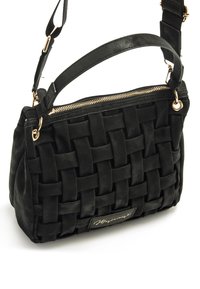Borsa a tracolla in pelle nera intrecciata con chiusura a zip, accentuata da hardware dorato. Presenta una tracolla removibile e una superficie testurizzata. Design compatto.