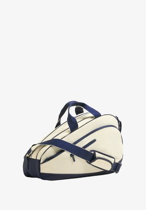 Geantă duffel de culoare crem cu accente bleumarin, prevăzută cu mânere duble, o curea de umăr detașabilă și compartimente cu fermoar.